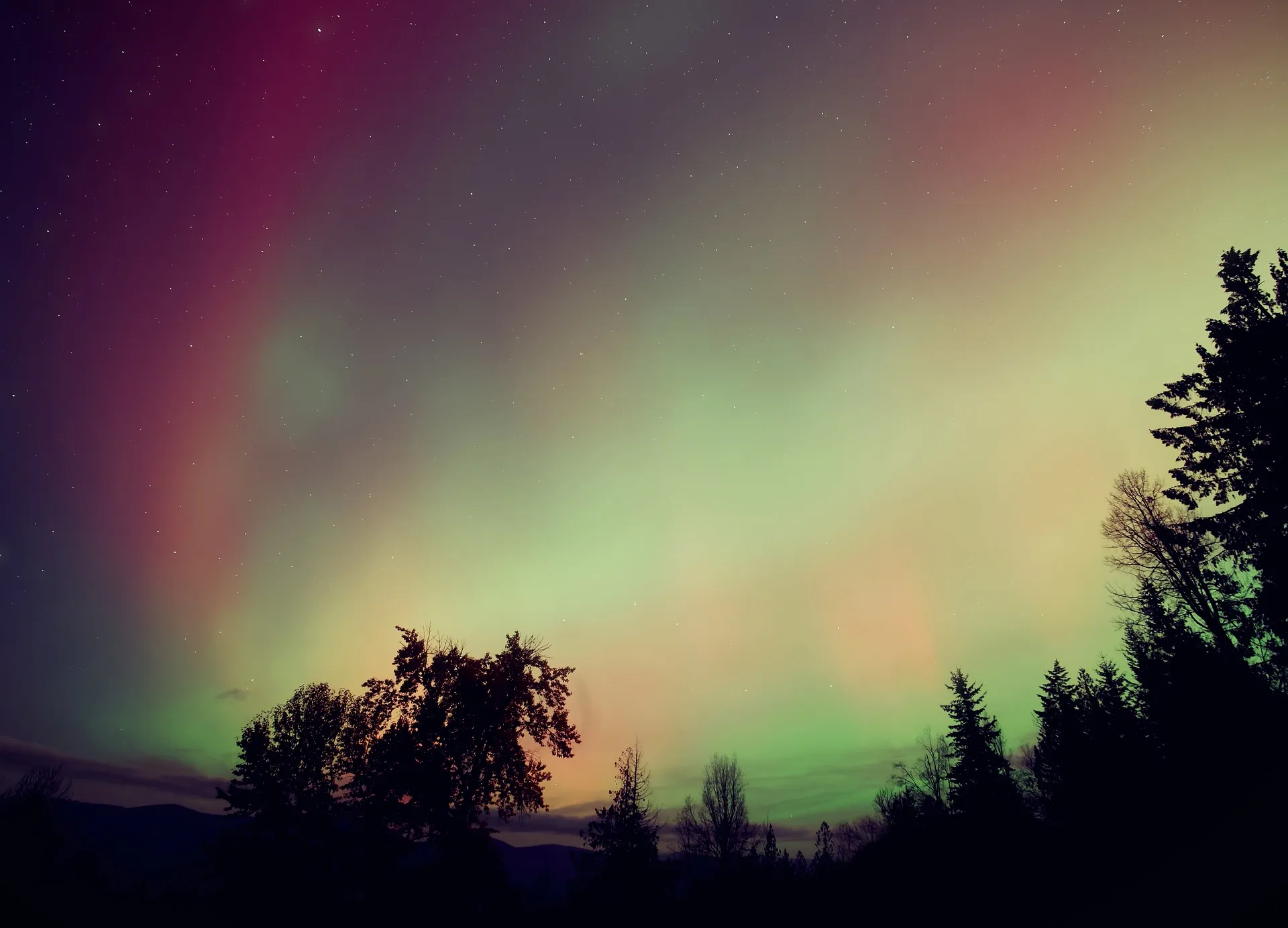 Tempesta geomagnetica e aurora boreale cosa sta succedendo alla Terra e perché se ne parla