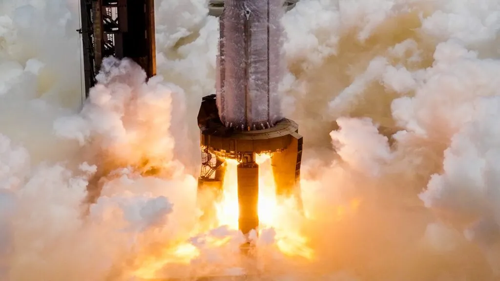 SpaceX compie un nuovo passo verso lo spazio: static fire riuscito per Super Heavy Booster 15 in vista dell’undicesimo volo di Starship