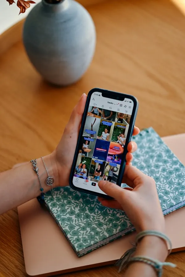 The IRL Trial nel Regno Unito: via alla sperimentazione per limitare TikTok e Instagram agli adolescenti dopo le 21