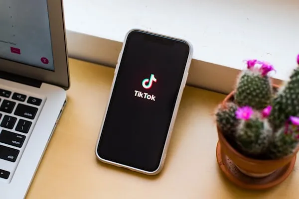 TikTok sotto accusa dalla Commissione Europea: il design dell'app al centro dell'indagine sulle regole digitali e sui rischi di dipendenza