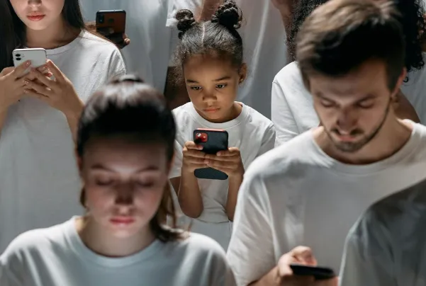 TikTok sotto accusa: la Commissione Europea indaga sul design che favorisce la dipendenza