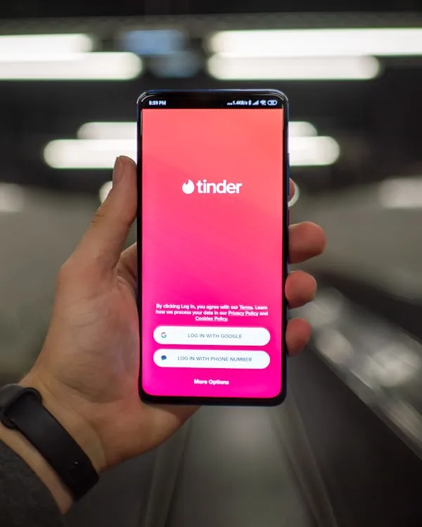 Tinder introduce la scansione dell'iride: gli appuntamenti ora passano da un orb biometrico