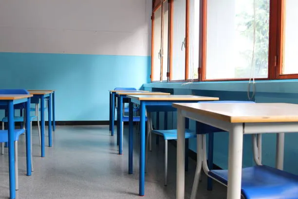 Titolo di studio falso, collaboratrice scolastica ATA dovrà restituire solo metà degli stipendi: la sentenza di Brescia