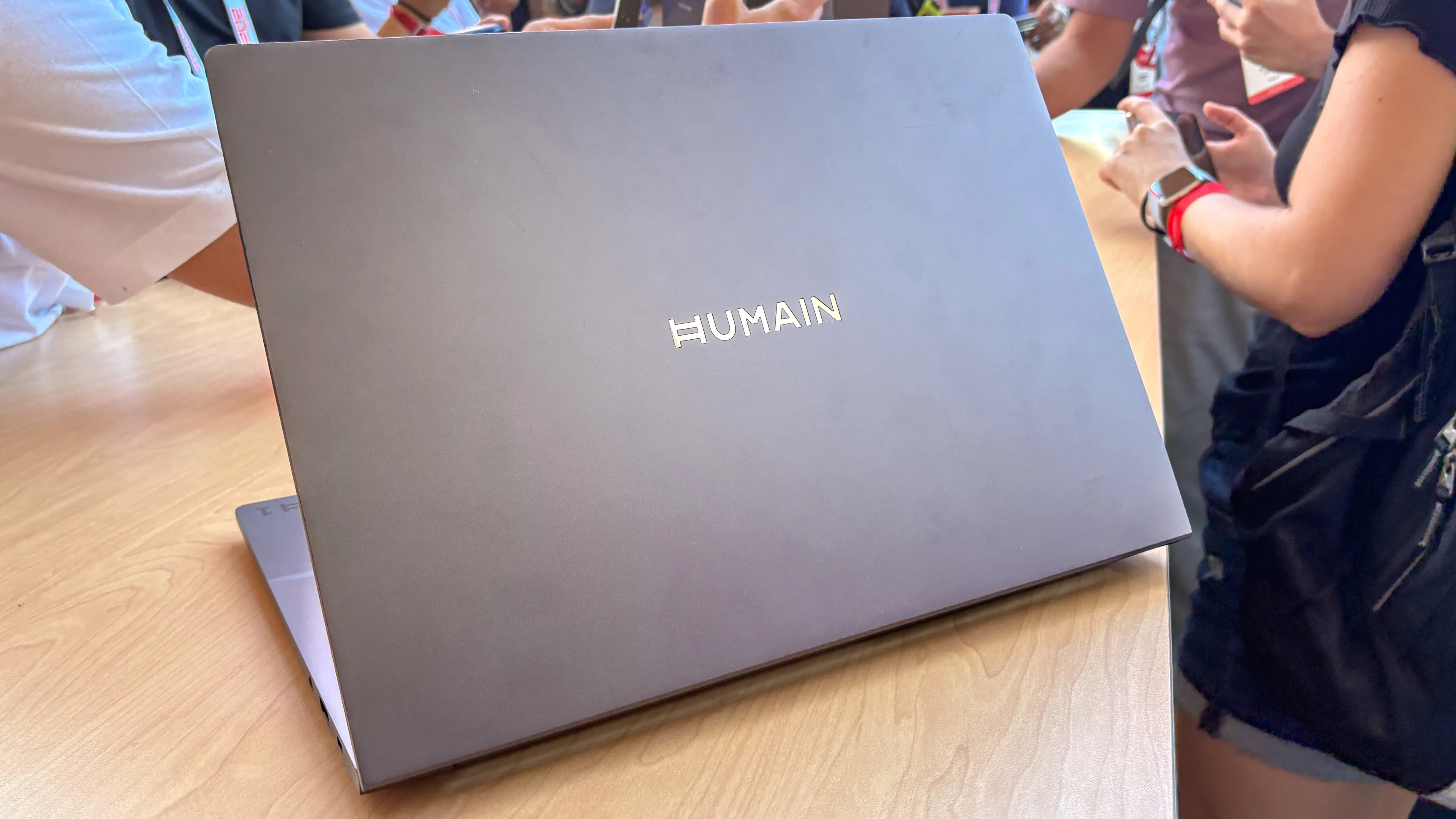 HUMAIN Horizon Pro rivoluziona il notebook per l’enterprise: primo PC con Agentic AI locale e LLM arabo