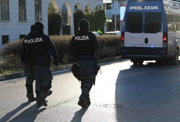Torino, Giuli: Ferma Condanna alla Violenza Estremista e Pieno Sostegno all’Agente Aggredito