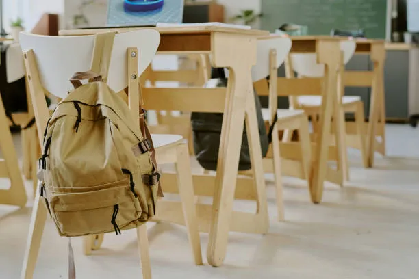 Torna lo scappellotto a scuola: il Ministero autorizza la "correzione fisica controllata" dal prossimo anno scolastico