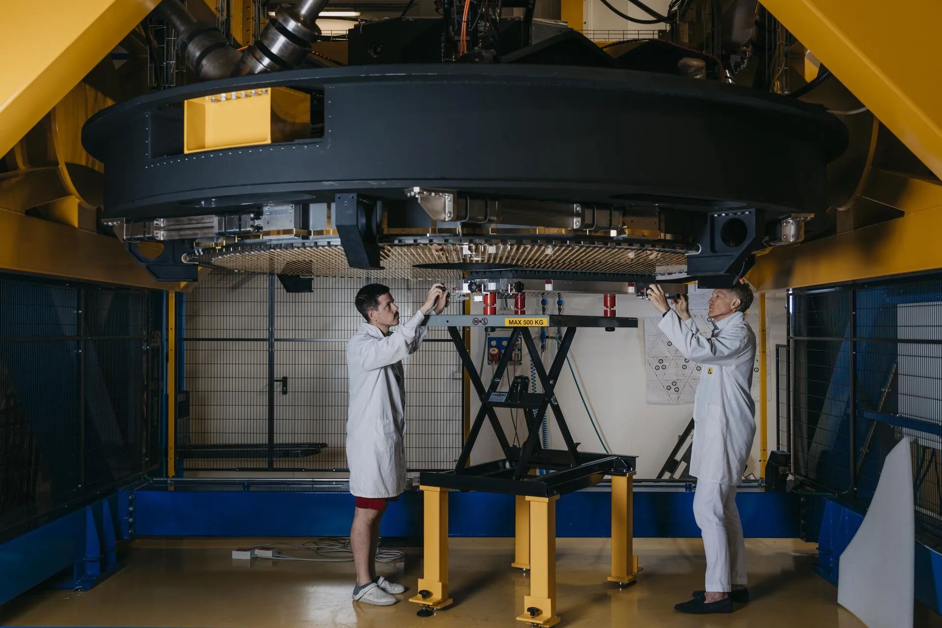 Completato in Italia lo specchio M4 per il supertelescopio ELT
