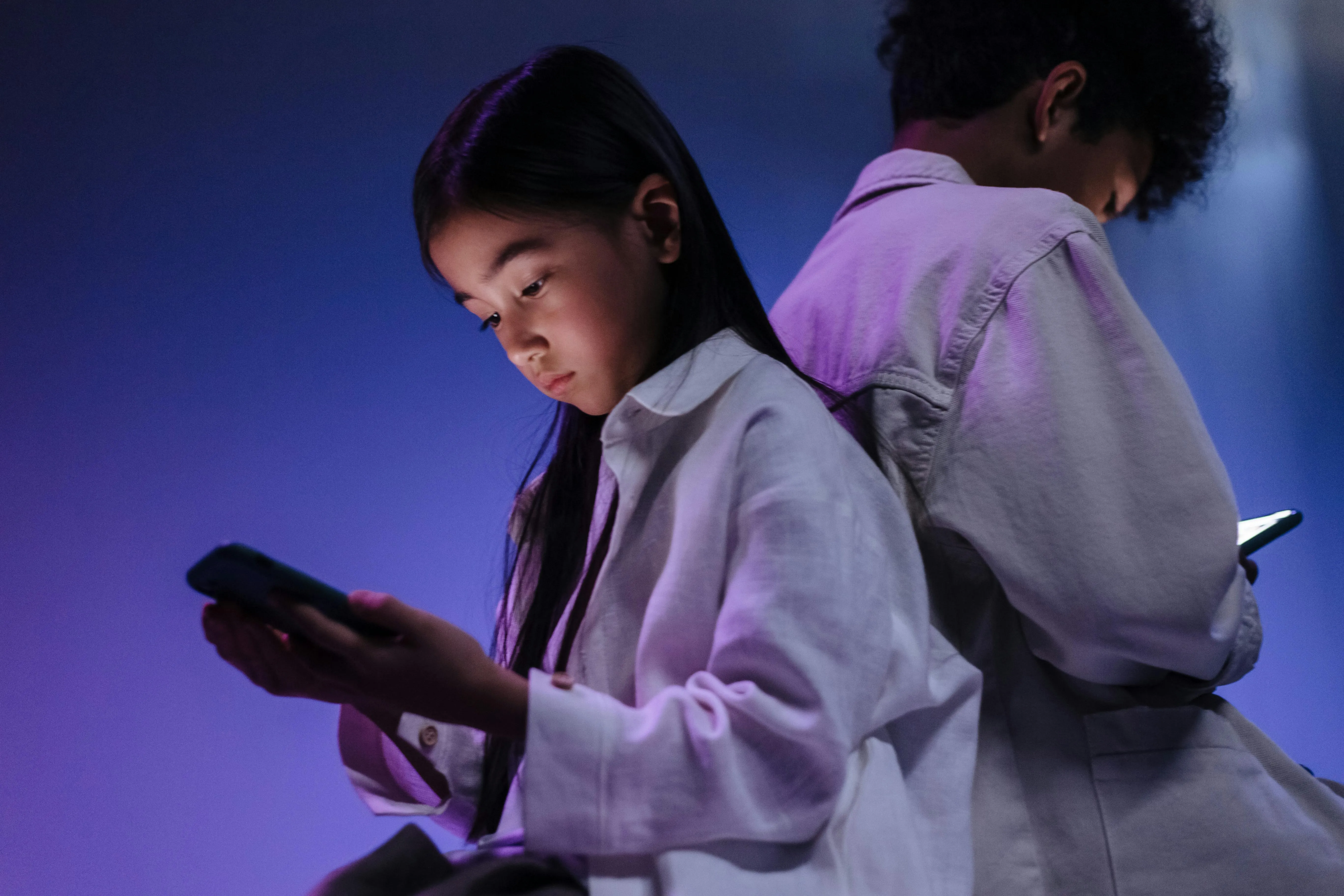 Tre mesi ad Apple e Google: Londra impone blocco immagini nudo ai minori