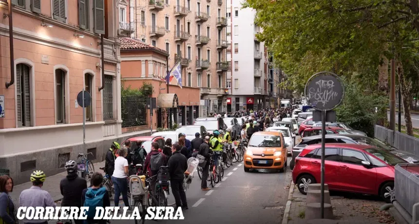 Trecento sui pedali in corso Regina Margherita a Torino per Nicolò, il bambino di sette anni morto in bici mentre andava a scuola accompagnato dal padre