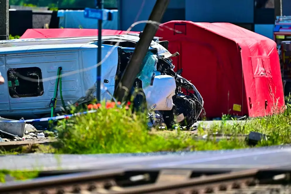 Treno travolge scuolabus in Belgio: il bilancio provvisiorio è di quattro morti, due sono studenti