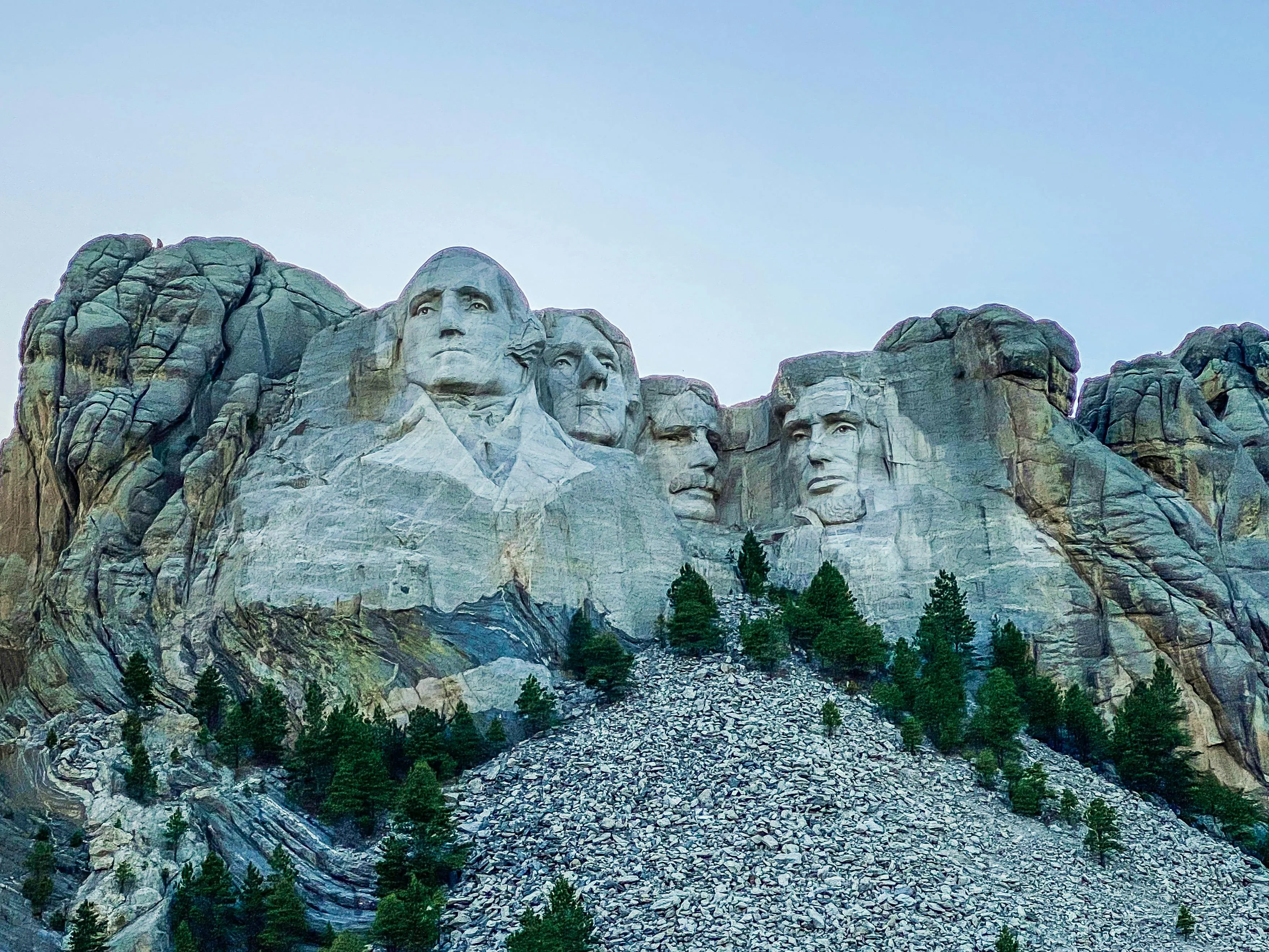 Trump pubblica con l'AI il suo volto sul monte Rushmore: cosa è successo