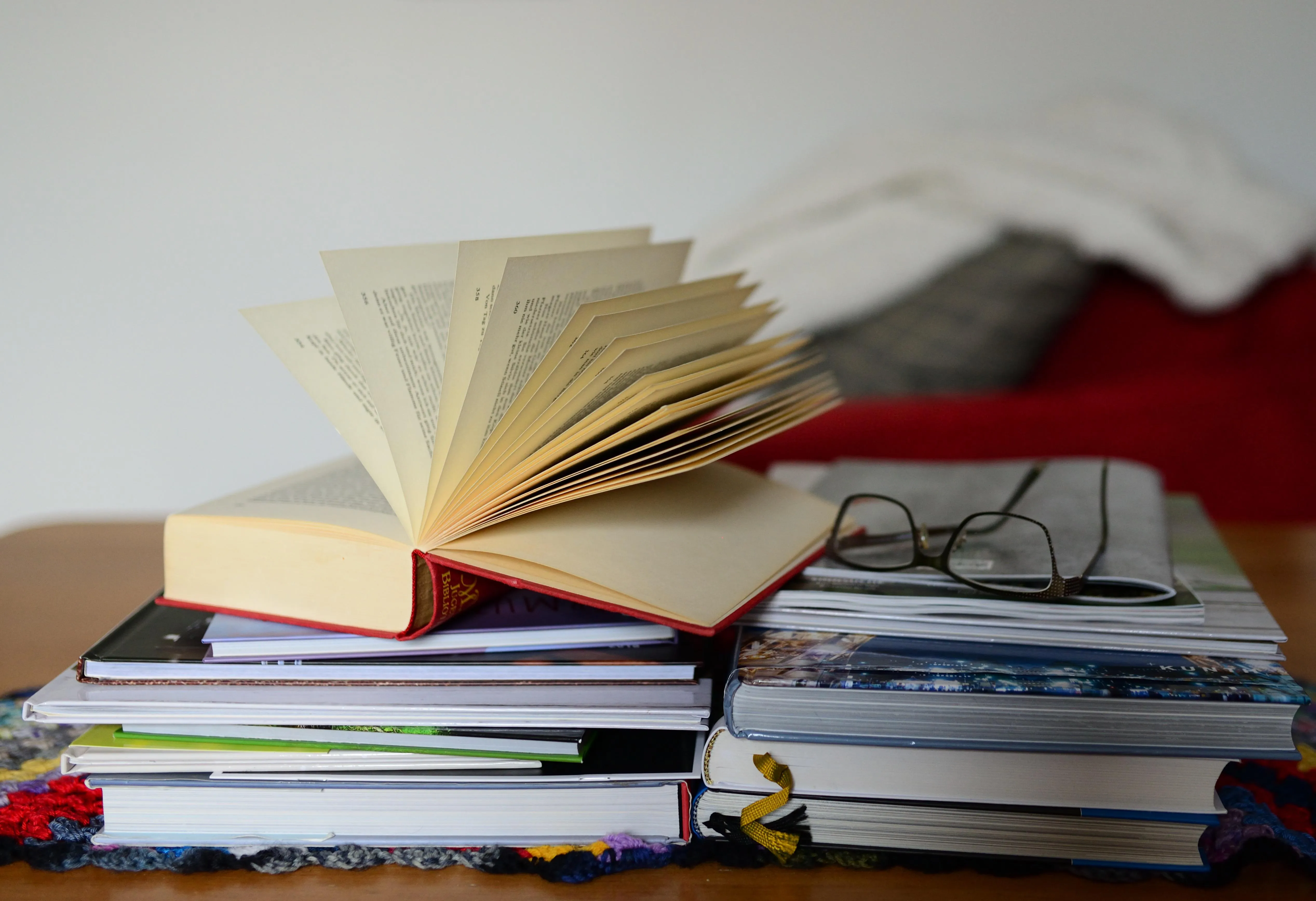 Tsundoku: significato, origine e come gestire la pila di libri non letti