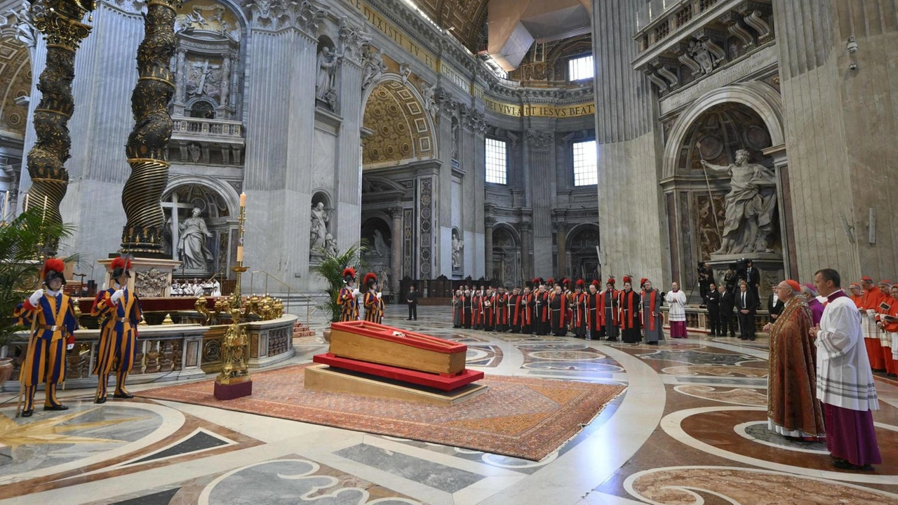Monaco Michele - Minuto di silenzio nelle scuole per Papa Francesco? Insegnamento dei valori costituzionali e della cultura italiana
