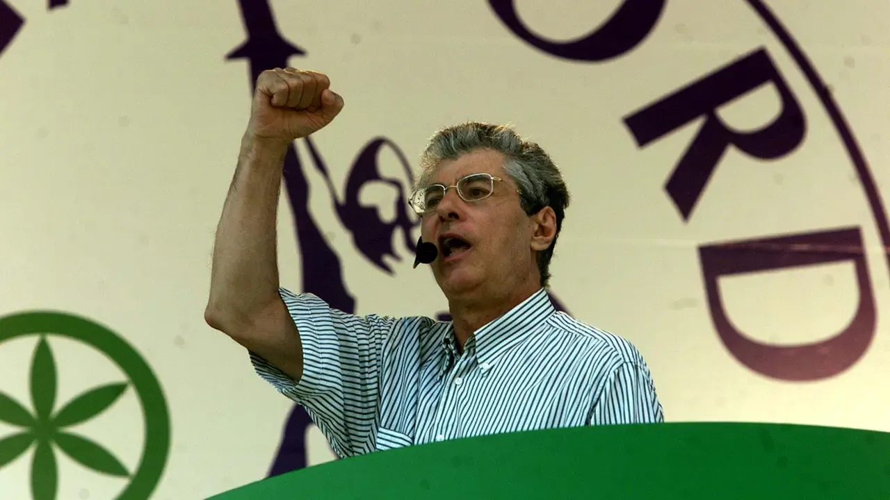 Umberto Bossi, il Senatur con la canottiera che fondò la Seconda Repubblica