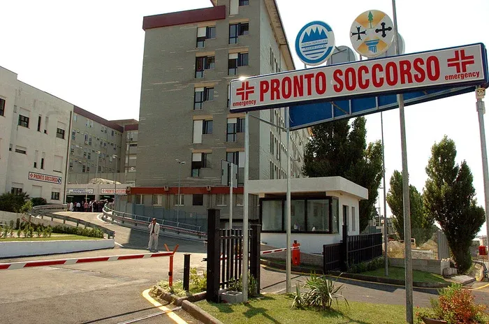 Un bimbo di 18 mesi è morto in ospedale a Tropea, quattro compagni di asilo ricoverati. Ipotesi batterio killer