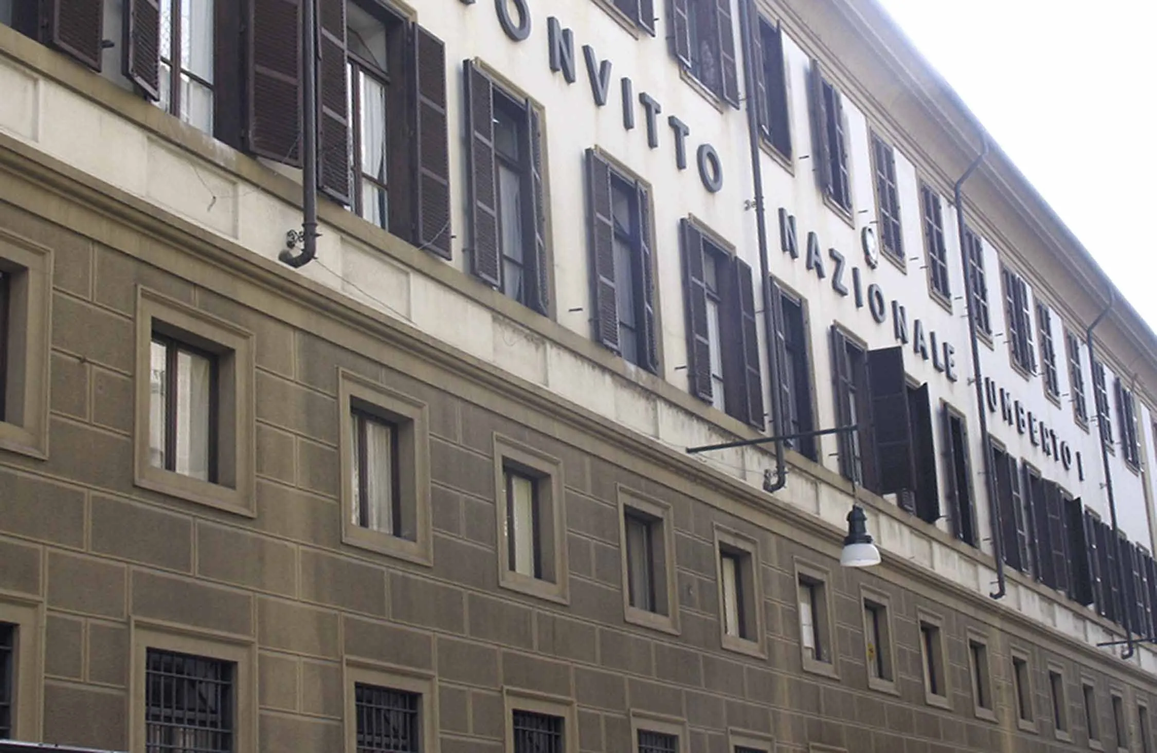 Un docente di violoncello del Convitto Umberto I di Torino si toglie la vita a scuola lanciandosi dal secondo piano davanti agli studenti
