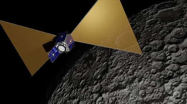 Un satellite grande come un trolley per l'alba cosmica dalla Luna