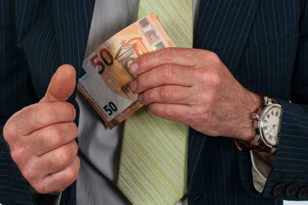 Salari e Occupazione in Italia: Strategie Durature Oltre i Bonus per la Crescita Economica