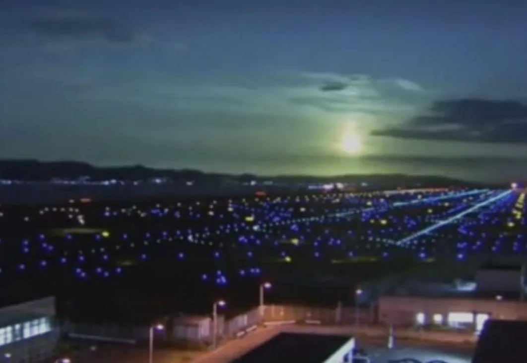 Impressionante fenomeno nei cieli del Giappone: una palla di fuoco illumina la notte