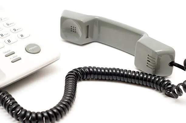 "Una telefonata allunga la vita": Il ritorno in TV dello spot SIP del 1994 con Massimo Lopez conquista l’Italia e il web