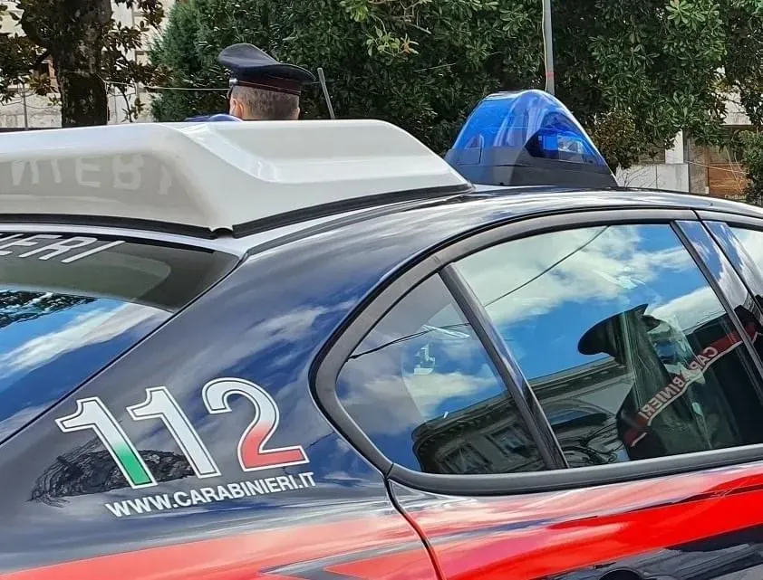 Undicenne con casco e coltello aggredisce il prof in diretta Telegram