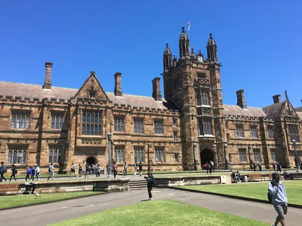 Università Australia: 300 obblighi e il paradosso dell'ATEC
