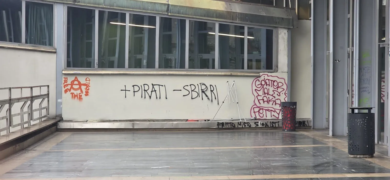 Università di Torino: polemiche per le scritte contro le forze dell'ordine