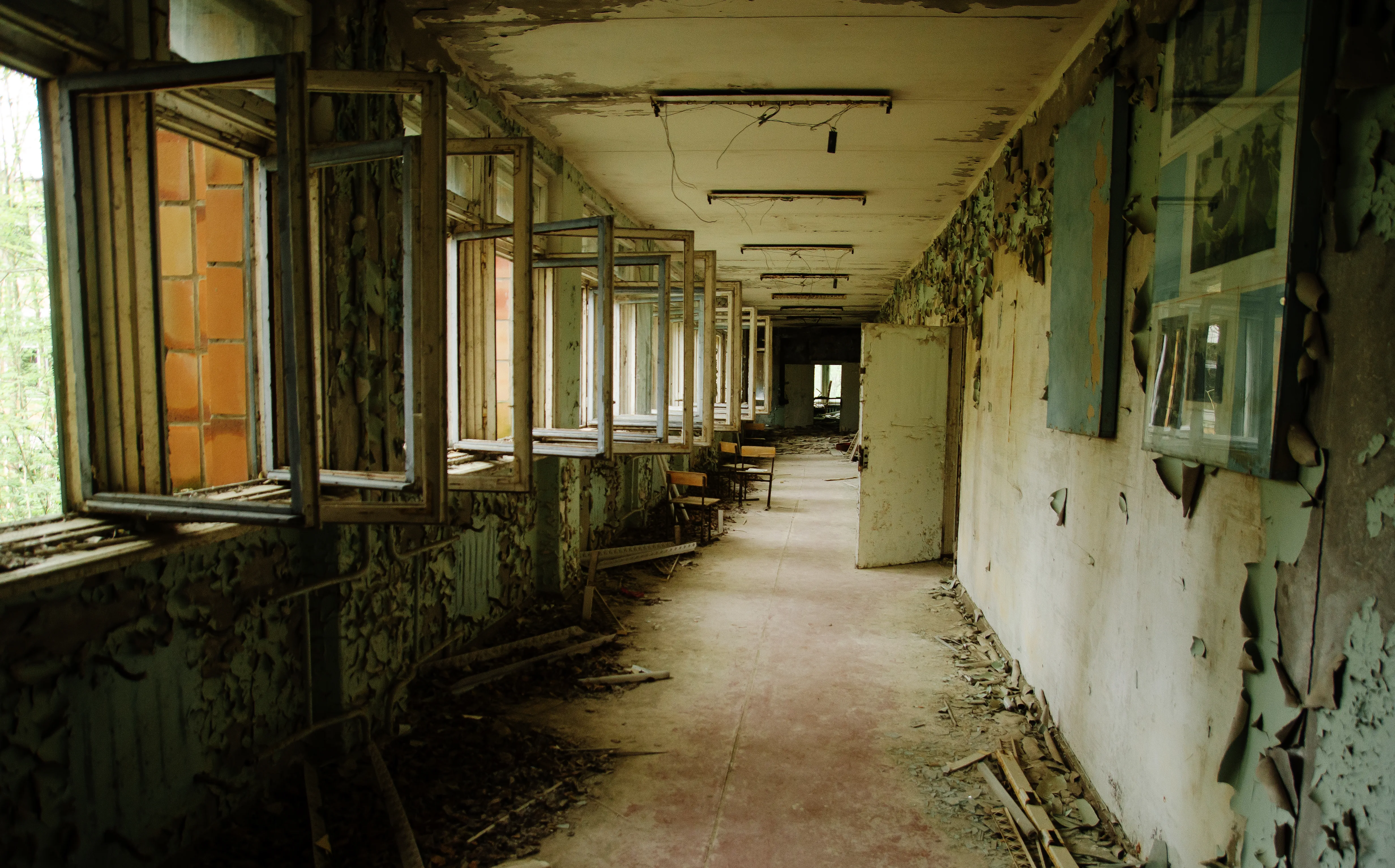 Urbex: cos'è, come funziona e quali sono i rischi (legali e fisici) dell'esplorazione urbana 