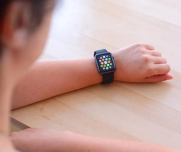 WhatsApp arriva ufficialmente su Apple Watch: tutte le funzionalità e come sfruttarle dal polso