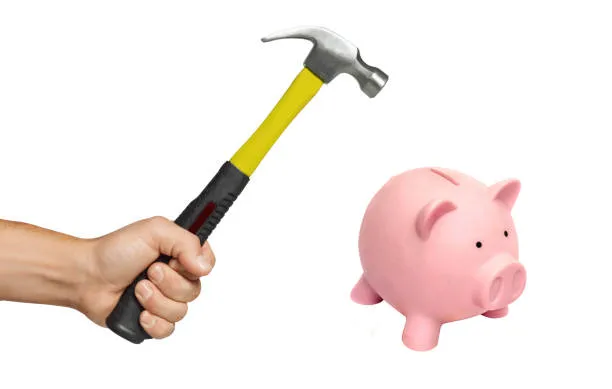 Valditara: "Chi sfascia la scuola deve pagare". Linea dura su vandalismi e occupazioni