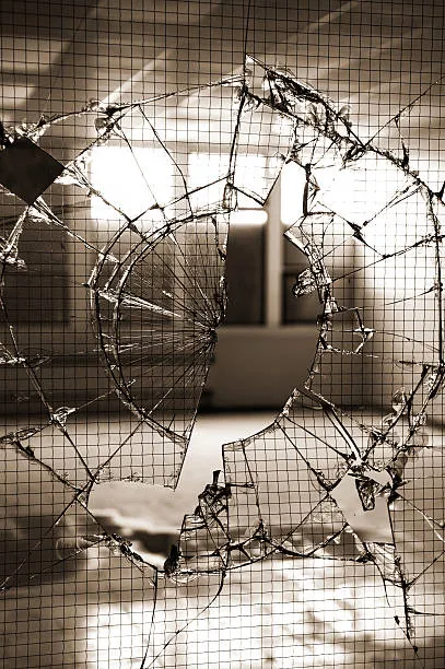 Vandali nelle scuole di Roma: mezzo milione di euro l'anno in fumo tra raid notturni, incendi e occupazioni