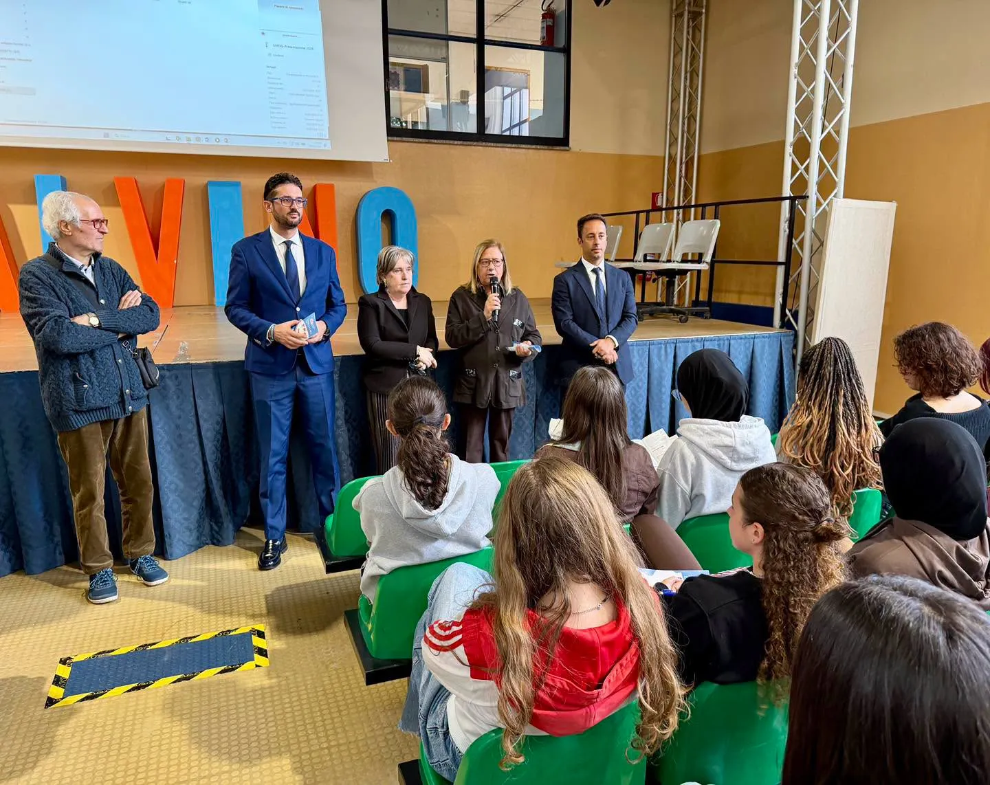 Vandalismi al Calvino di Rozzano, la sottosegretaria Frassinetti incontra la comunità