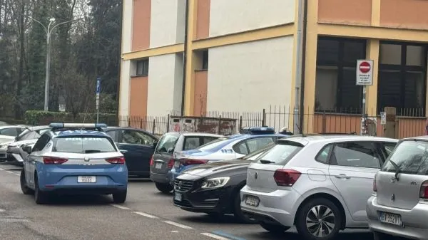 Varese, Studente porta coltello a scuola  e ferisce un compagno, lui in questura