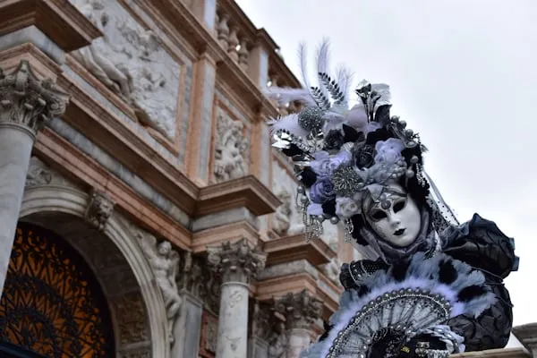 Venezia Celebra la Tradizione delle Dodici Marie: La Sfilata Iconica del Carnevale 2026