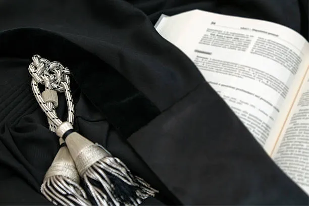 Il Caso della Famiglia nel Bosco di Palmoli: Un Allontanamento Controverso che Interroga la Giustizia Minorile in Italia