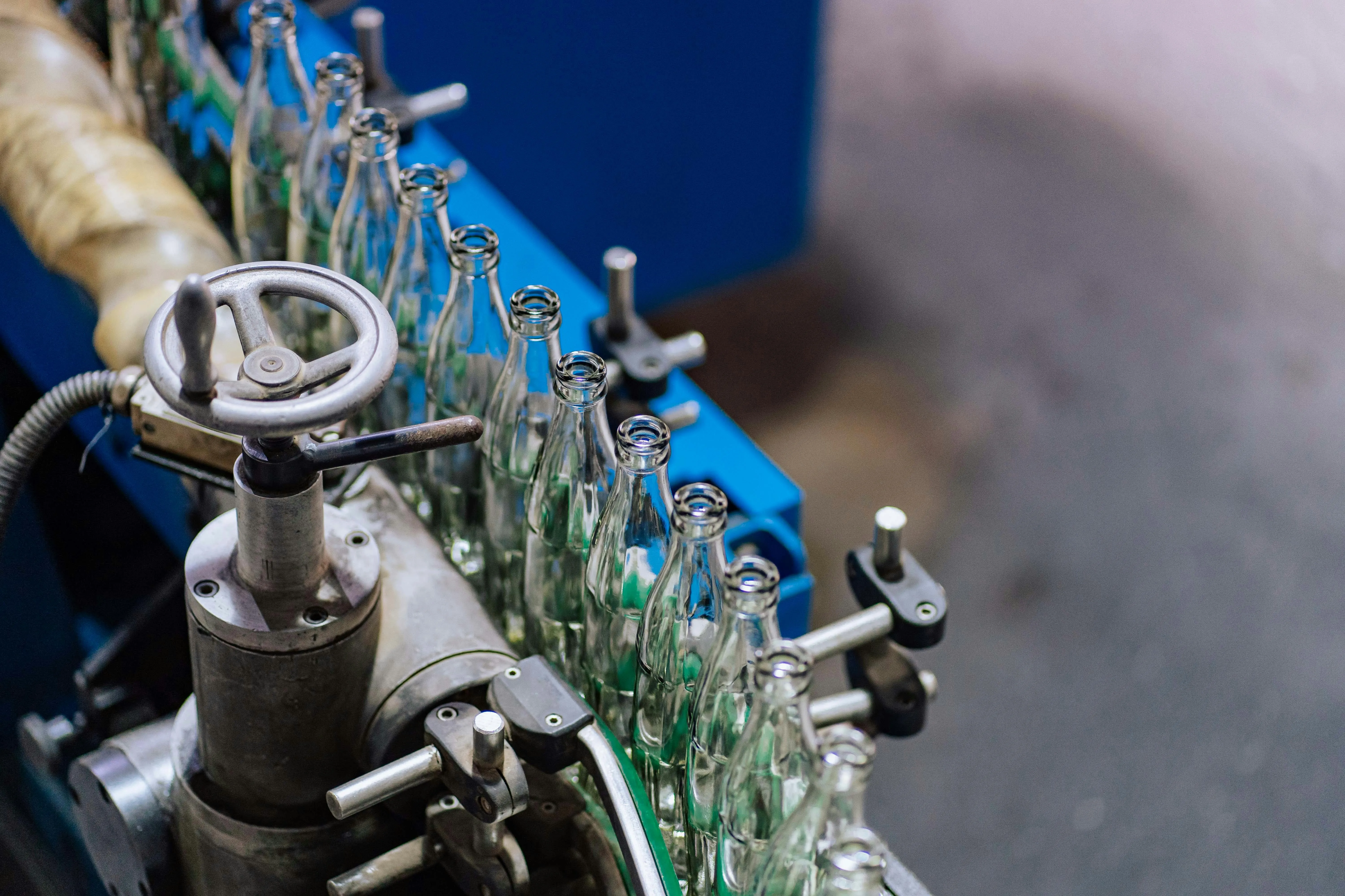 Vetro italiano, record europeo: produzione a +4% e riciclo già oltre i target UE 2030