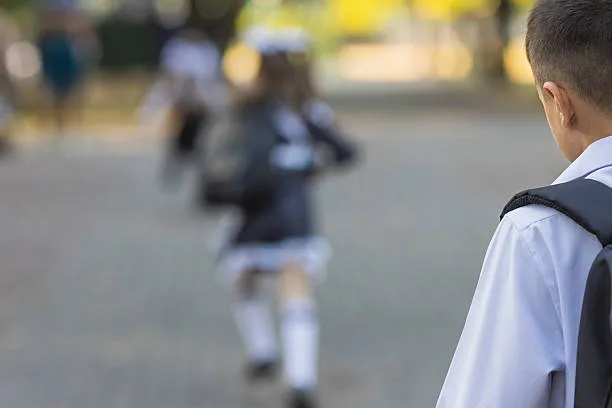 Violenza a scuola primaria di Voghera: nonno aggredisce un bambino accusandolo di bullismo verso la nipote