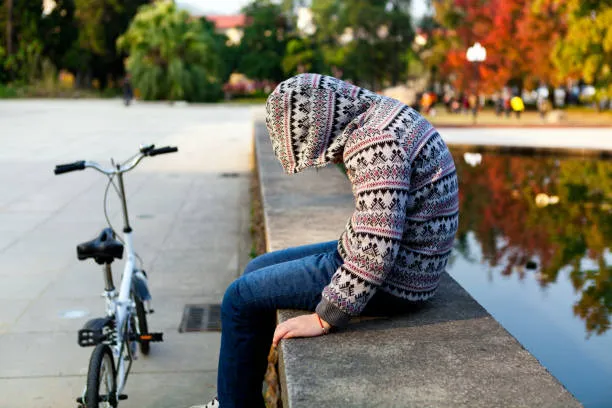 Violenza domestica e scuola: il caso del 15enne di Novara picchiato dai genitori per i voti e la richiesta di aiuto all’intelligenza artificiale