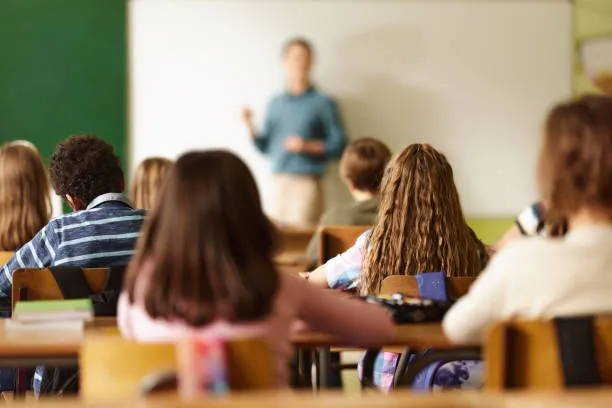 Educazione, Sasso (Lega) contro Pd: “Rieducazione pro-Islam a scuola”. La replica di Piccolotti (AVS): “Vogliamo educazione sessuo-affettiva per tutti”