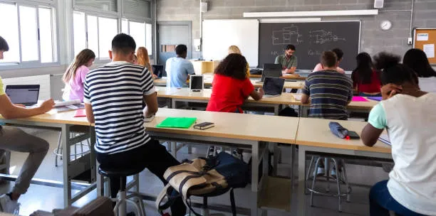 Dalla Confusione alla Creatività: Come Affrontare e Superare le Difficoltà nei Temi Scolastici – Il Caso di Omar a Torino