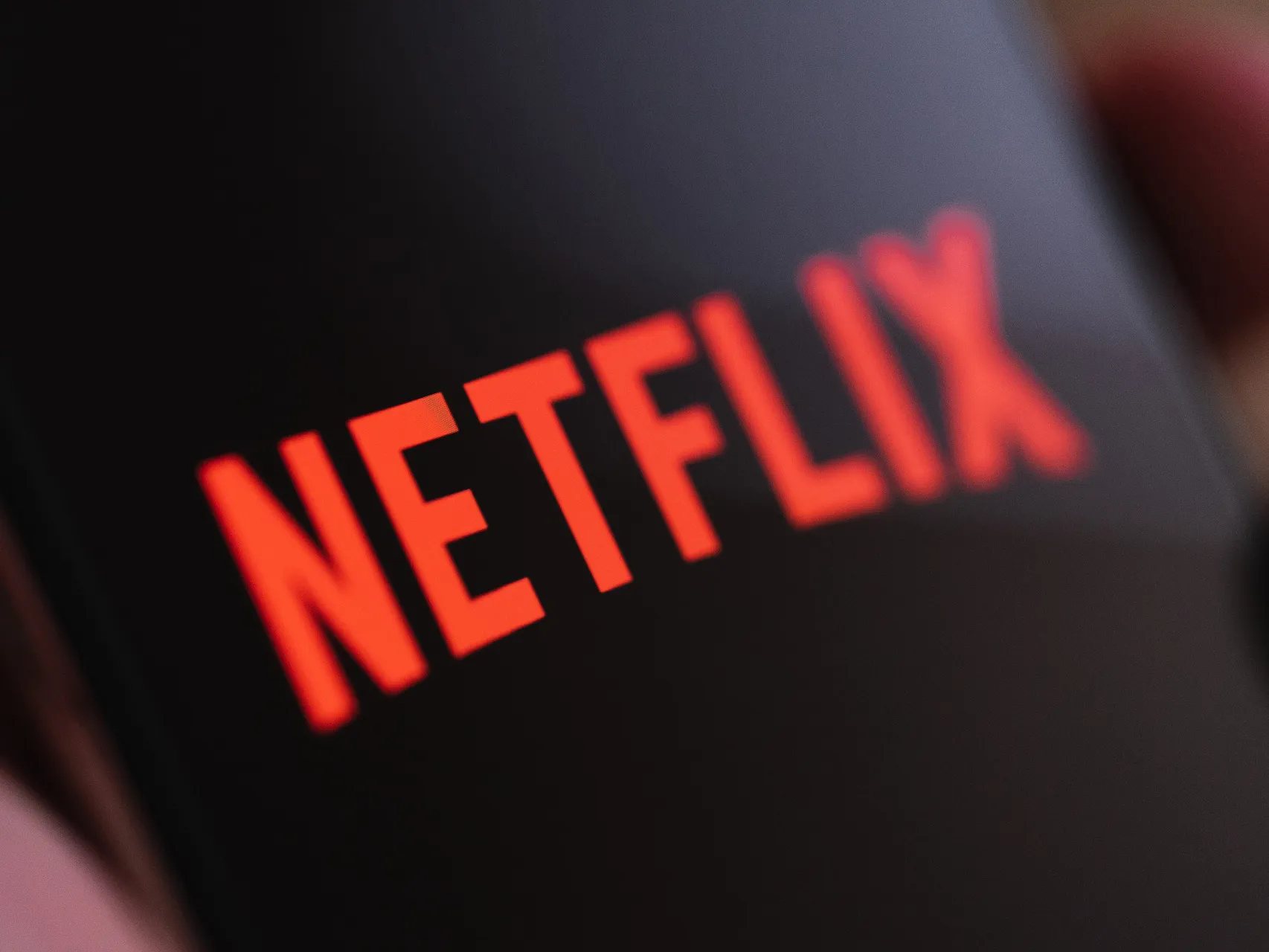 Netflix valuta l'acquisizione di Warner Bros. Discovery: uno scenario rivoluzionario per l'industria dello streaming