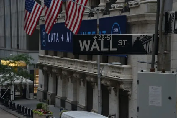 Wall Street dopo la settimana da record: cosa aspettarsi tra drenaggio di liquidità e rischi di ribasso