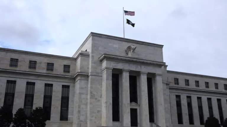 Warsh congela i tassi e taglia il comunicato Fed a 130 parole