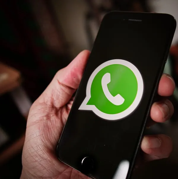 WhatsApp lavora ad account dedicati ai minori di 13 anni: controllo parentale sì, ma senza leggere i messaggi