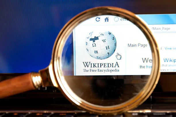 Wikipedia stringe accordi con i big tech sull’intelligenza artificiale: collaborazione e monetizzazione dei dati