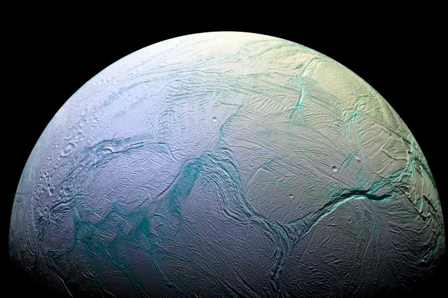 Encelado: Scoperte Molecole Organiche Che Rivoluzionano la Ricerca di Vita nel Sistema Solare
