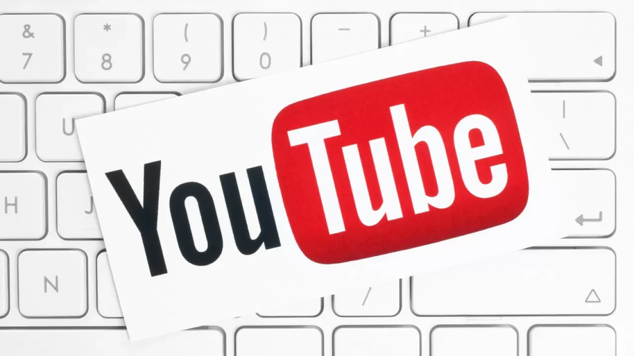 YouTube cambia rotta: riabilitazione dei canali sul Covid e sfida tra libertà di espressione e lotta alle fake news