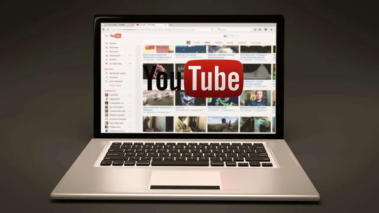 YouTube Music celebra 10 anni: tutte le novità del 2025 tra playlist condivise, funzioni social e partnership live
