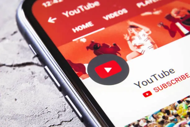 YouTube: I Creators Diventano le Nuove Star della TV e la Battaglia Contro i Deepfake nell'Era dell'Intelligenza Artificiale